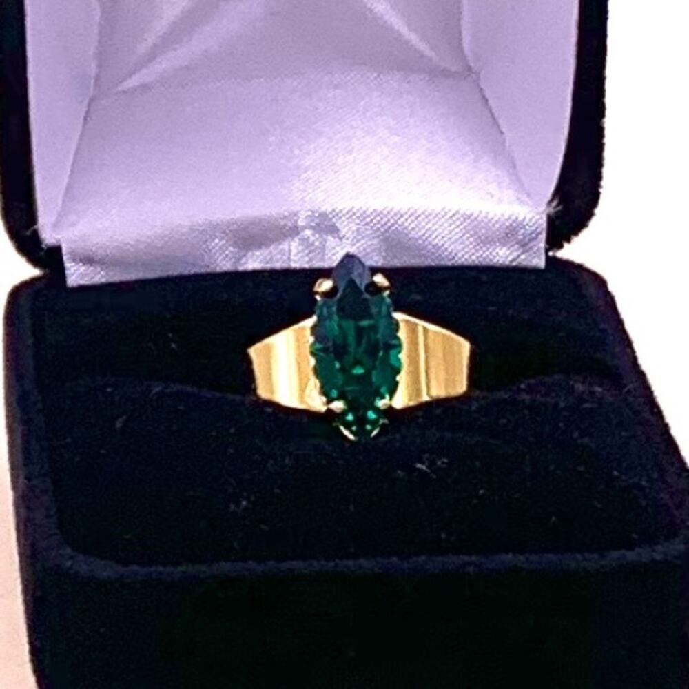 Green crystal ring made with Swarovski‎ ™  Crystal